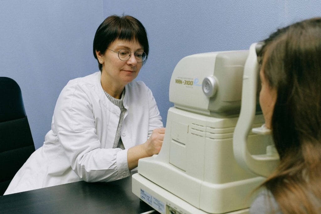 How to Manually Adjust Speed Grade on the Q-Stress Welch Allyn 1 Photo-Of-Opthalmologist-Checking-On-A-Patient
